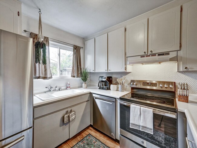 Building Photo - 2bd/1.5 Bathrooms - Sonoma Racquet Club - ...
