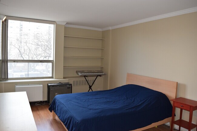 Building Photo - 1360 N Sandburg Terrace