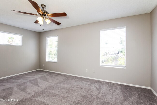 Building Photo - 927 E Escuda Dr