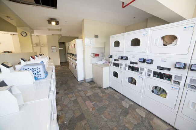 Building Photo - Island Colony 1-Bed 1-Bath, Sweeping Mount...