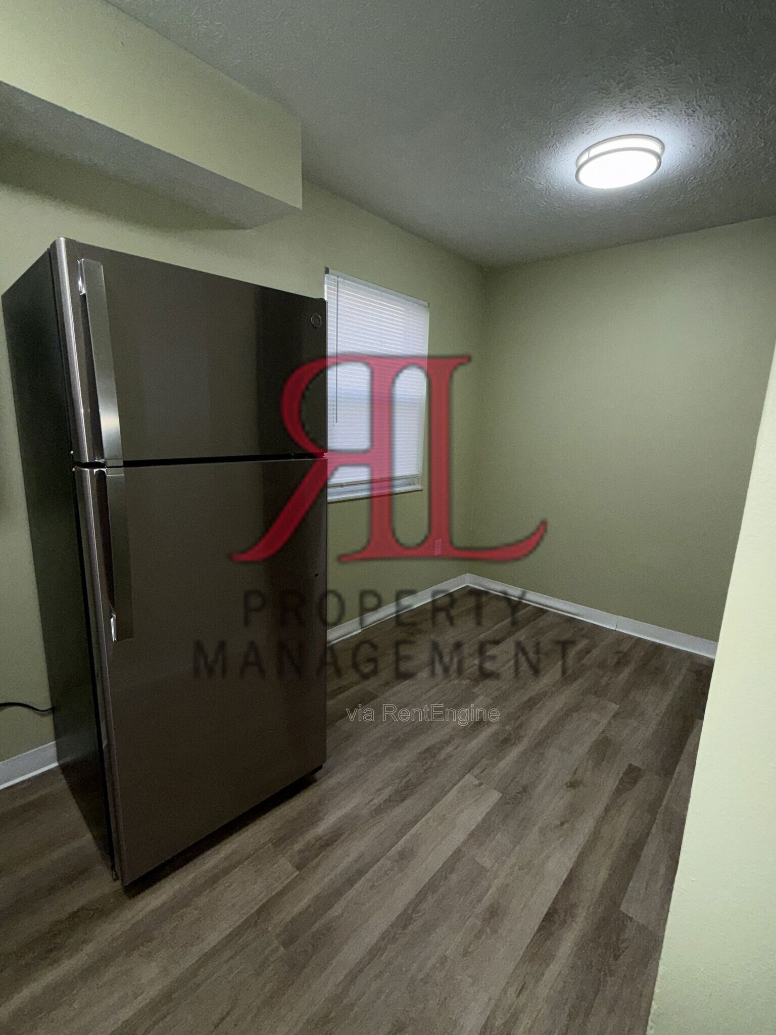 Building Photo - 596 E Gates St