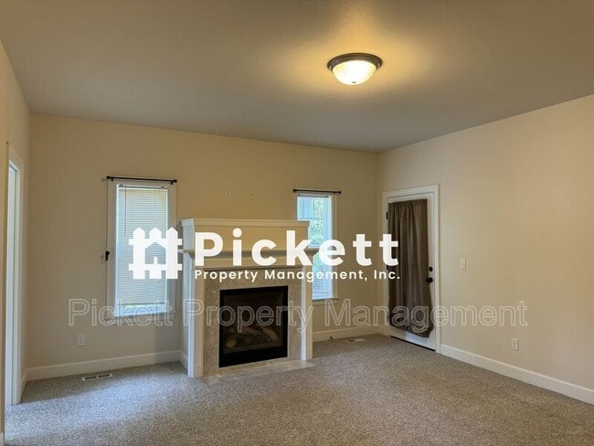 Building Photo - 1627 Lucero Pl E