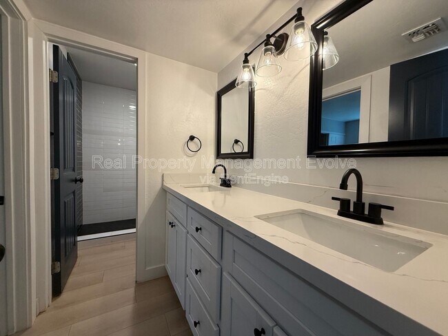 Building Photo - 429 E Greenway Dr