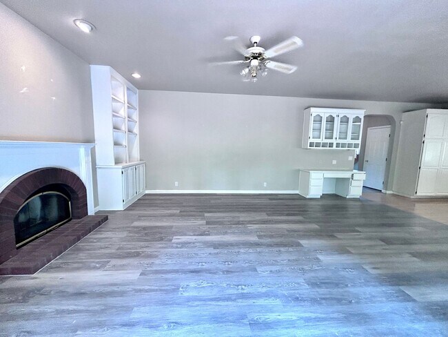 Building Photo - 5 Bedroom Home with a POOL in Folsom