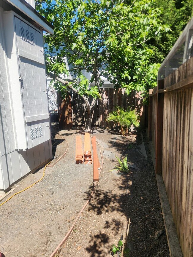 Building Photo - Clean and bright throughout, 2-bedroom, 1.5 Bathroom, two story unit in a great Windsor location!