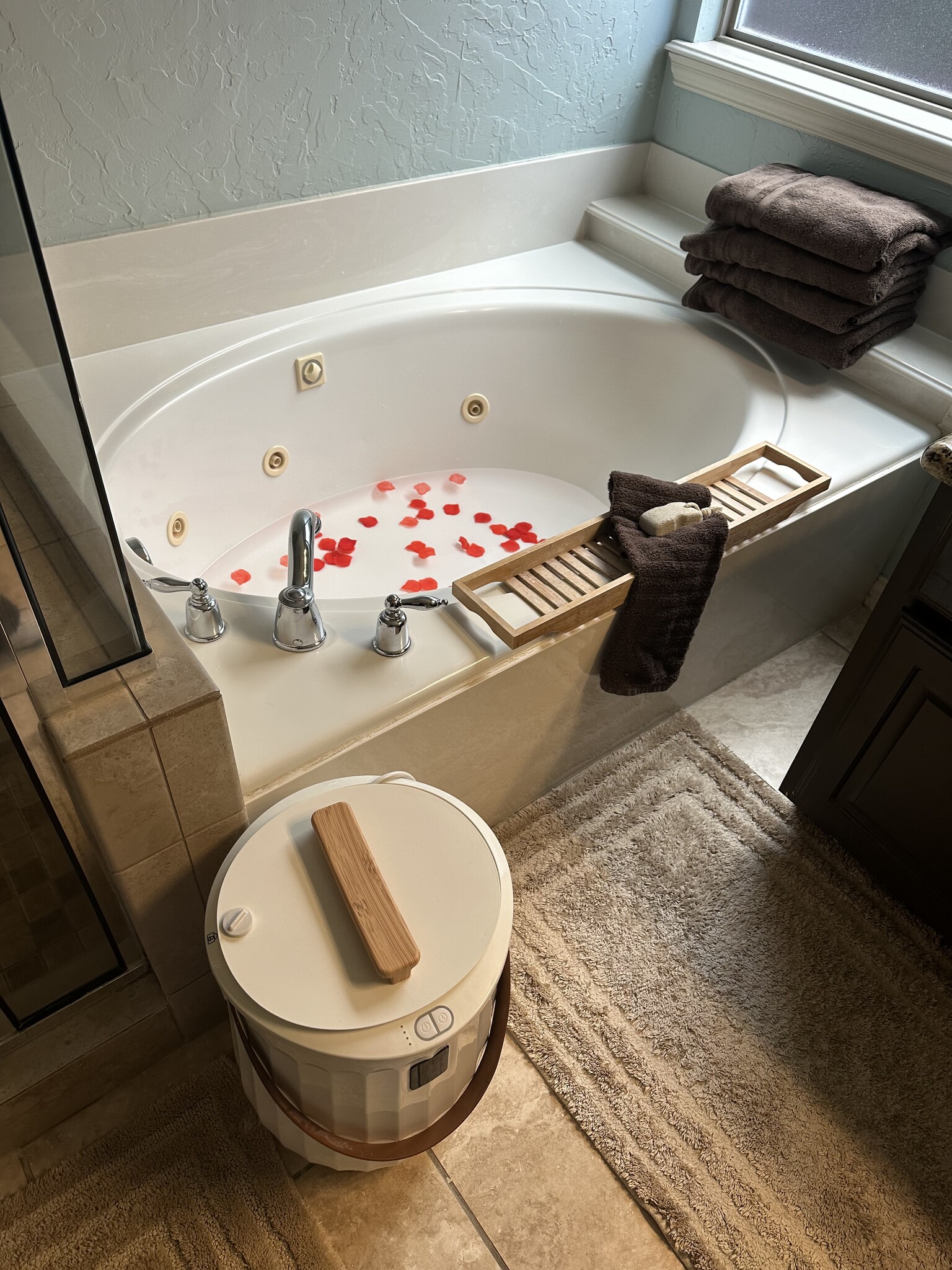 Garden Tub in Primary bathroom - 5925 Pedernales Rdg