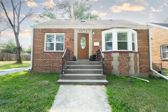 Building Photo - 636 Emerald Ave