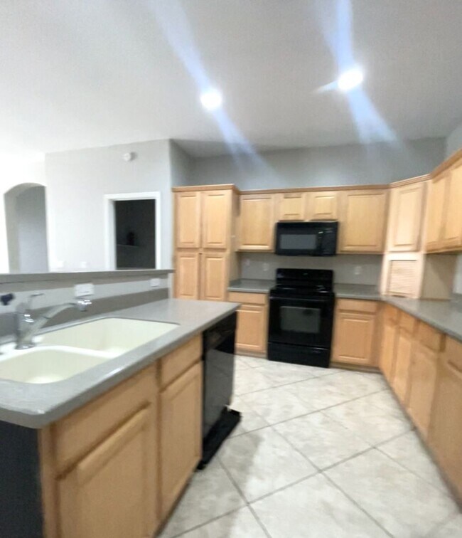 Building Photo - Lovely Single level with 4 Bed ,2 Bath and 3 Car Garage!