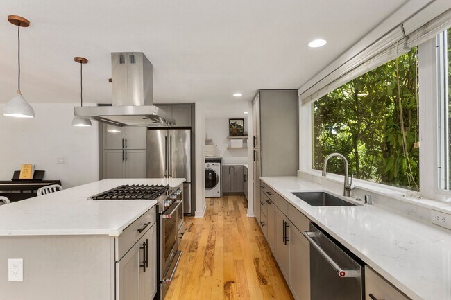 Building Photo - 3Bd/1.5Ba Kirkland Home