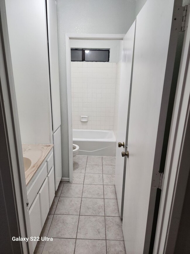 Building Photo - 2 Bedroom 1 Bathroom Apartment with 1 Car ...