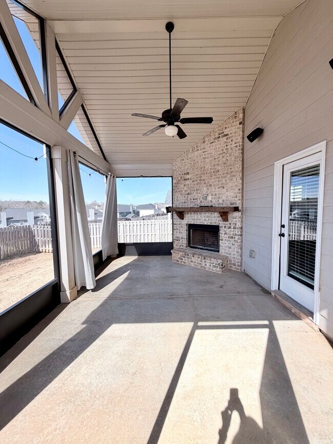 Building Photo - 215 Shoshone Cir