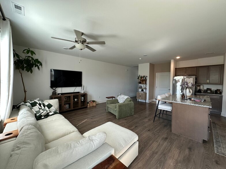 Building Photo - 1615 Mountain Quail Cir