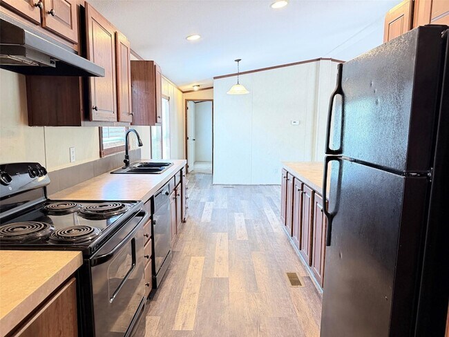 Building Photo - 157 Lakeside Dr