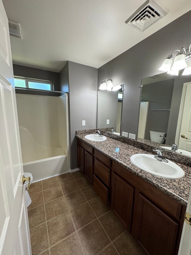 Building Photo - 3 Bedroom 2.5 Bath in Four Seasons HOA