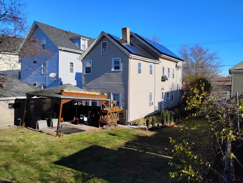 Building Photo - 213 Pleasant St