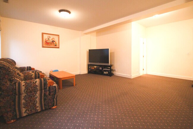 Building Photo - 648 W Parkside Dr