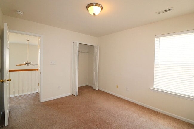 Building Photo - Well maintained 3 bedroom 2.5 bath home ne...