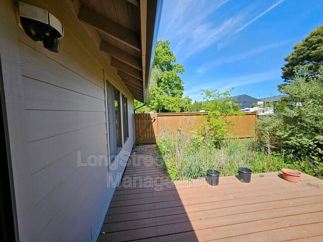 Building Photo - 12612 NE Prescott Dr