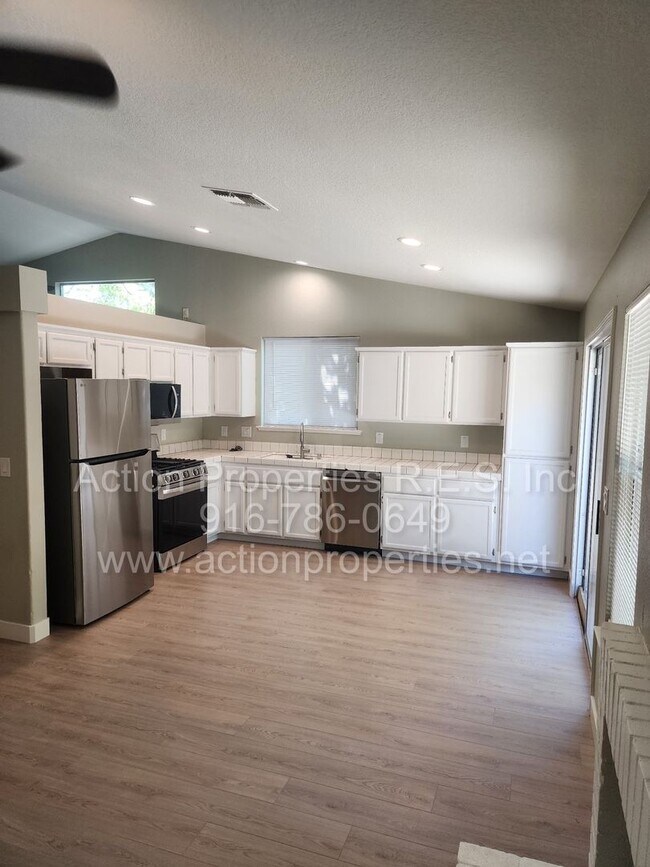 Building Photo - West Roseville 3 bedroom 2 bathroom 1406 sqft Three Car Garage Walking to Wood Creek High