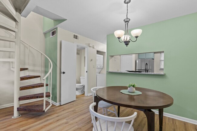 Building Photo - Fully remolded and furnished condo.