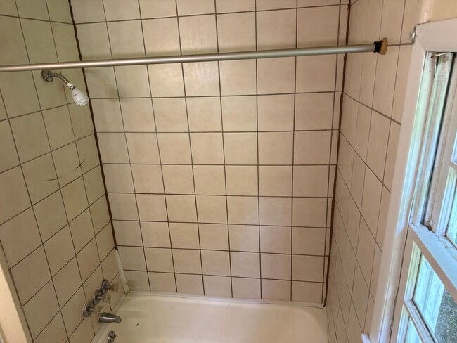 Building Photo - Charming 3 bedroom, 1 bathroom home availa...