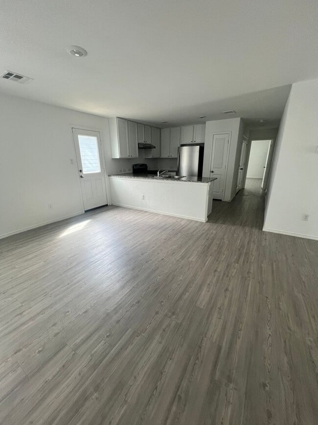 Building Photo - Paloma 3 bedroom, 2 bath home