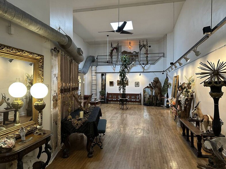 Building Photo - 706 W Pennway St