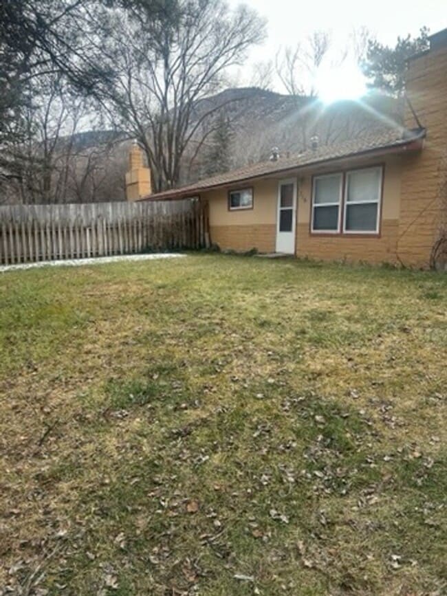 Building Photo - 3 Bedroom, 1 Bath home located in Glenwood Springs.