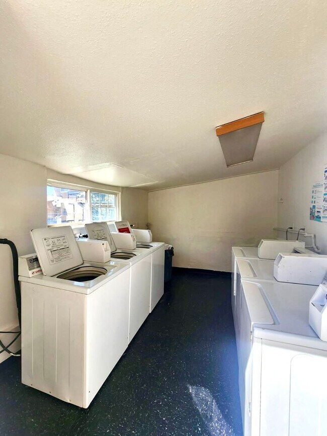 Building Photo - MOVE IN SPECIAL- Downstairs 2 bedroom +1 bath, patio. AVAILABLE NOW!!