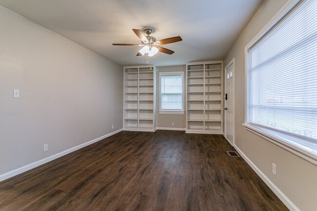 Building Photo - 210 S Victor St