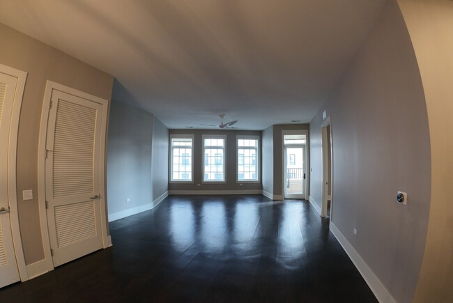 Building Photo - 2050 N Clark St