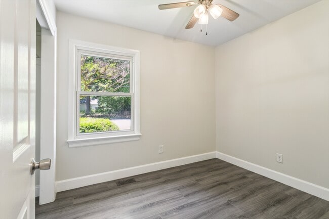 Building Photo - 314 Martha Lee Dr