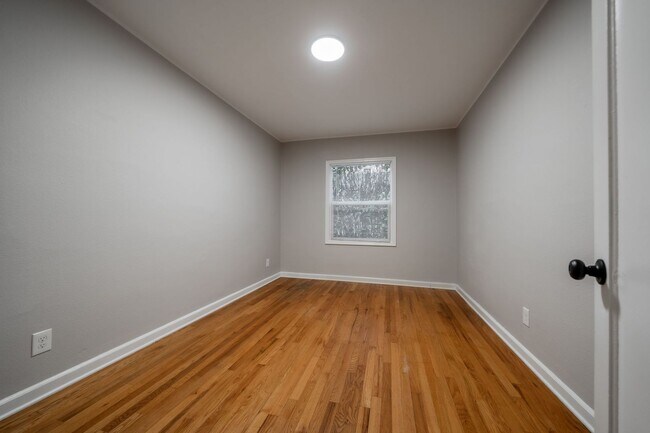 Building Photo - Delightful Updated 1-bedroom unit.