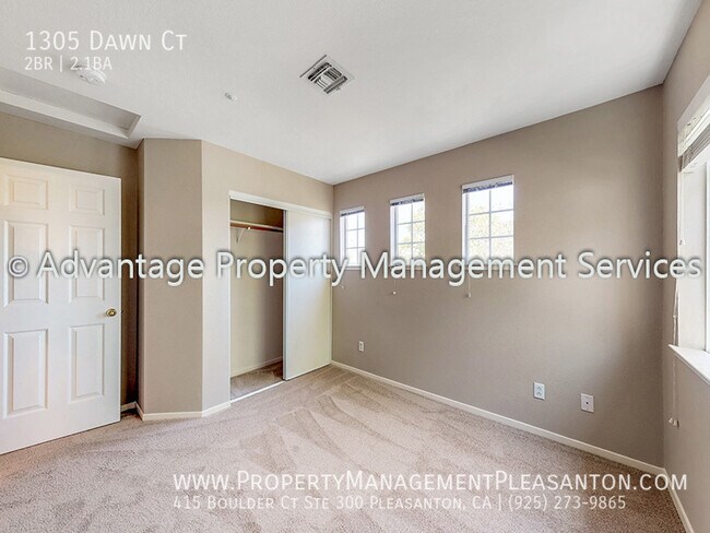 Building Photo - Spacious 2 Bed, 2.5 Bath, Townhome with 2-...