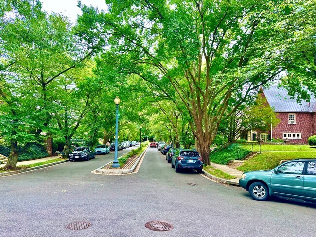 Building Photo - Spacious 6 bedroom 3.5 bath Tudor Townhouse w/Deck close to Georgetown University & Hospital