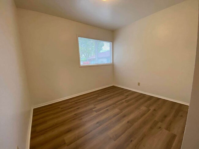 Building Photo - 755 NE Alameda Ave