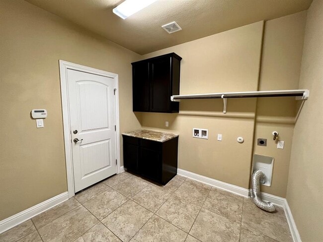 Building Photo - 8712 Vantage Point Dr