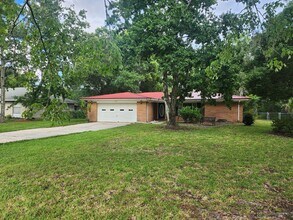 Building Photo - Country Living right off of Baymeadows Road