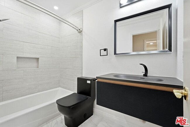 Building Photo - 2406 Aviation Blvd