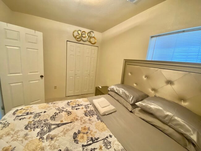 Building Photo - 940 Ivy Ave