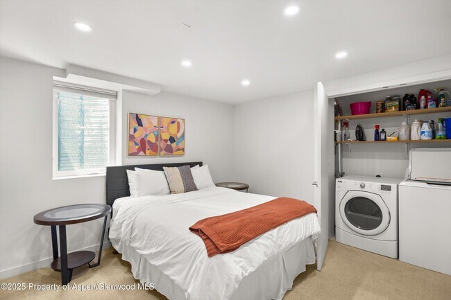 Building Photo - 250 S Original St