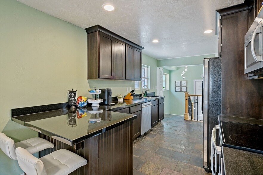 Building Photo - 980 E Bryan Ave