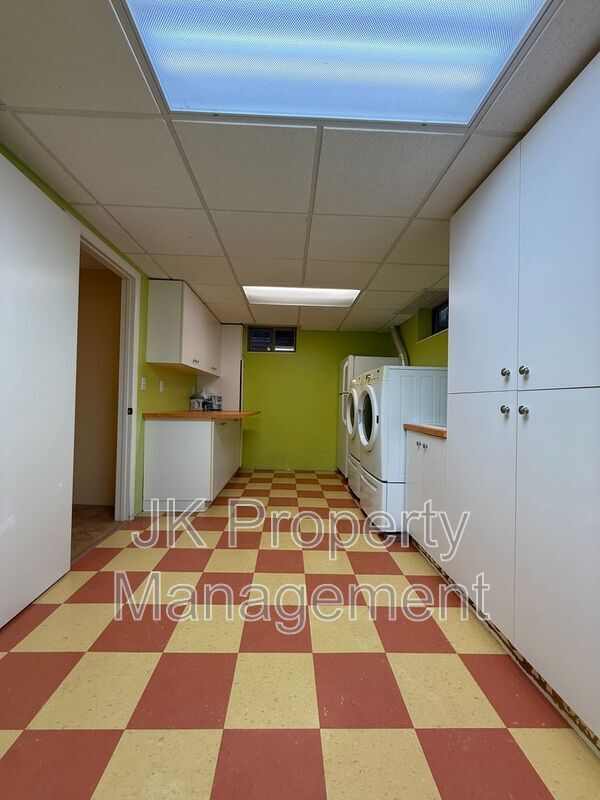 Building Photo - 1015 Carlos Dr