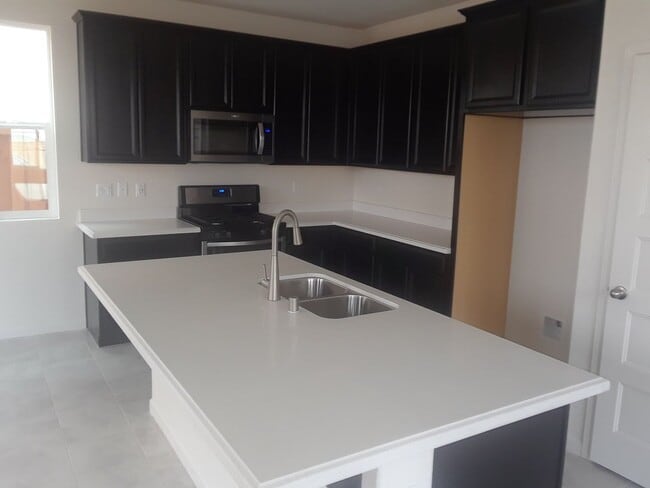 Building Photo - Centrally Located 3 Bedroom, 2.5 bath in gated community of Elk Grove