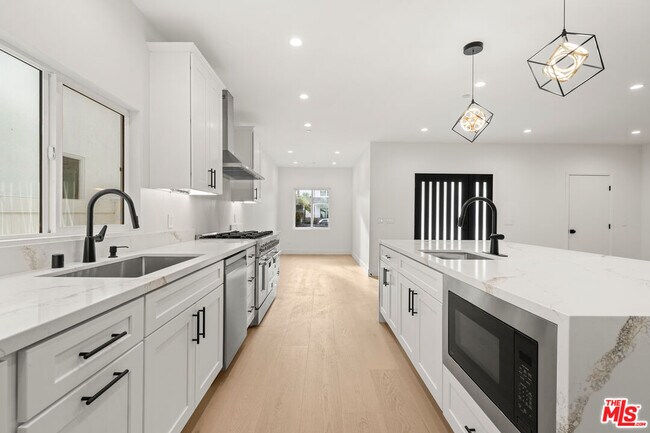 Building Photo - 4824 Saloma Ave
