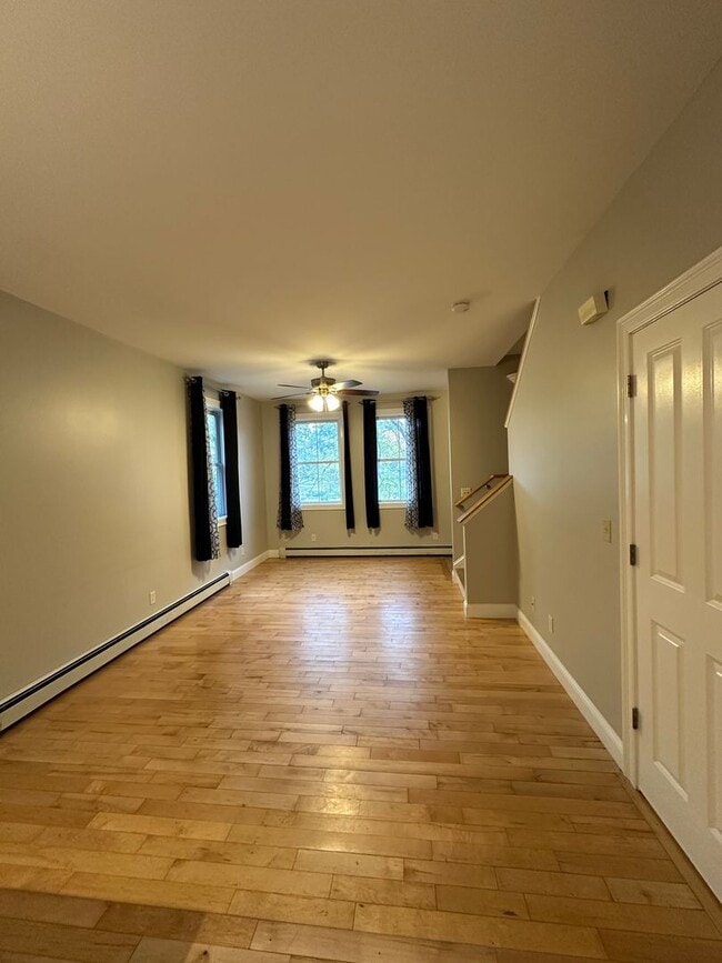 Building Photo - Beautiful Townhouse in NEW NORTH END Burlington 3BD/4BA