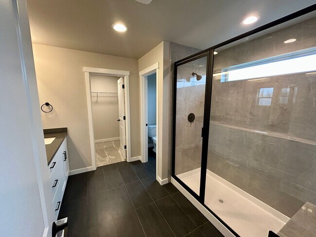 Building Photo - Stunning BRAND NEW 3 bed 2.5 bath home in ...