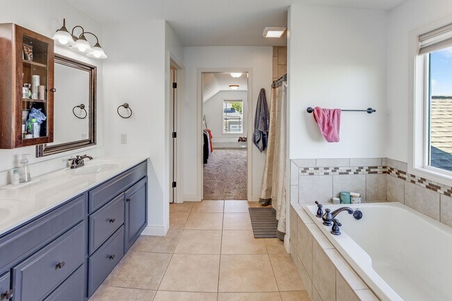 Building Photo - LUXURY 5 BEDROOM HOME AVAILABLE IN MAHOMET