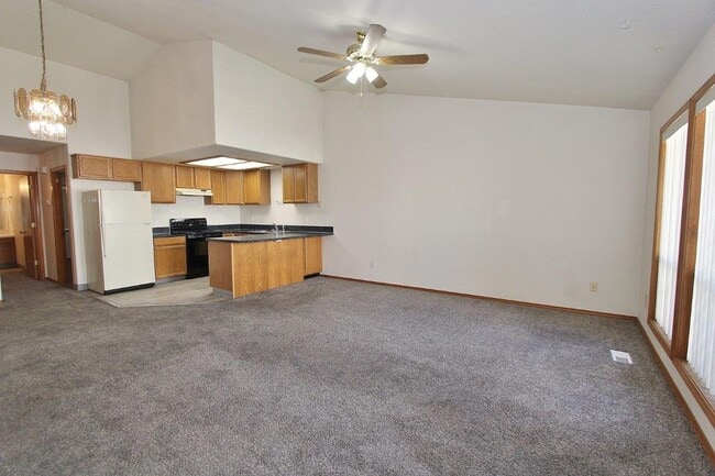Building Photo - Single-Level Unit w/1-Car Garage