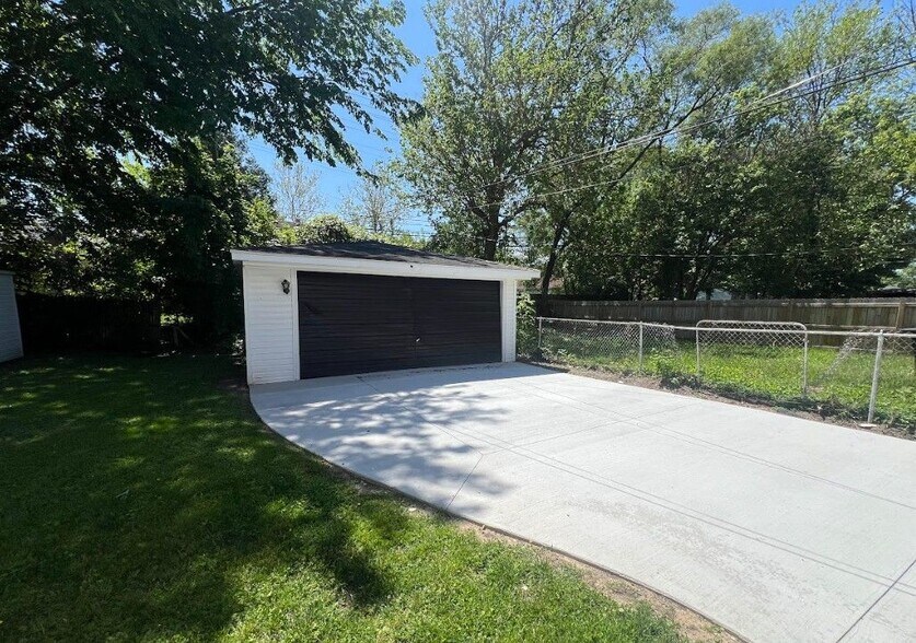 Building Photo - 22144 Moross Rd